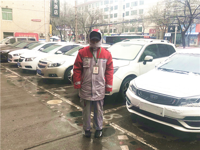 秦建大厦楼下停车场收费员.jpg