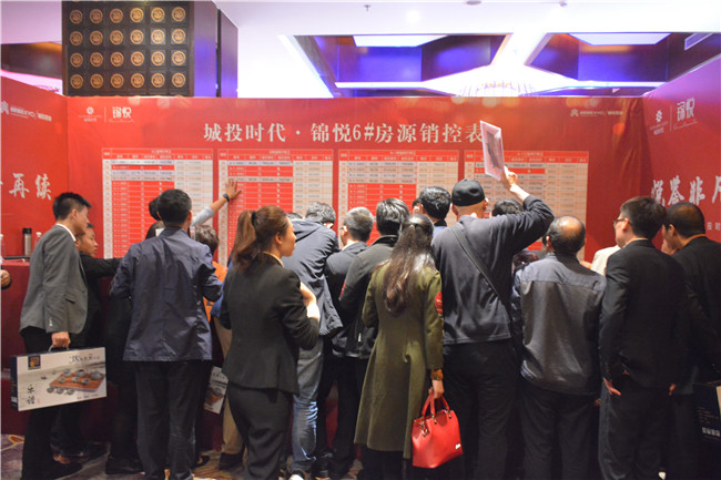 人潮拥挤的选房区.jpg