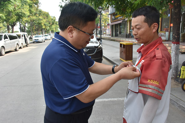 杨小平同志为收费员规范着装.JPG