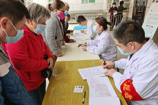 秦纺医院为精神病患者进行筛查评估.jpg 秦纺医院为精神病患者进行筛查评估.jpg